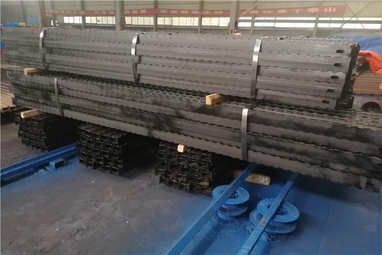 金属长梁又叫非铰接金属顶梁（DF），是煤矿生产中广泛使用的重要支护设备之一，金属长梁结构简单，为通体采用π型钢加工而成的梁型结构